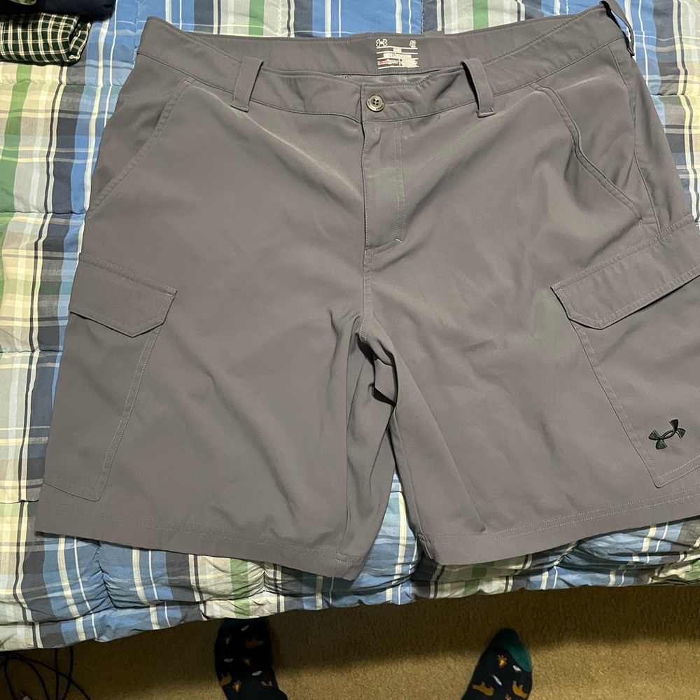 Under Armour Men’s cargo shorts 42 gray